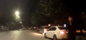 Adana’da selektör tartışmasında sürücünün küfür edip darp girişimi kamerada
