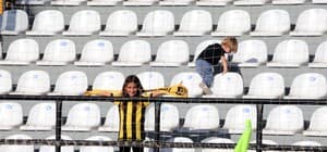 Tribünde tek başına, İstanbulspor aşkı mesafe tanımıyor