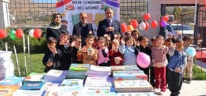 Bayburt’ta minik öğrenciler kumbaralarındaki harçlıklarla kitap aldı