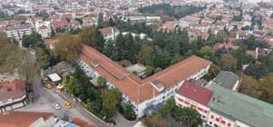 723 yıllık geçmişi olan şifa hastanesi taşınıyor Bursa'da geçmişte askerlere şifa dağıtan ve 10 yıldır sivil vatandaşlara da açılarak günde 1500 hastanın şifa bulduğu 5 yıldızlı termal hastane, 5'te bir kapasite ile Ali Osman Sönmez Devlet Hastanesi'ne taşınıyor Bursalılar, İlker Çelikcan Fizik Tedavi Rehabilitasyon Hastanesi'nin güçlendirilmesi ya da başka bir binada tam teşekküllü hizmet vermesini istiyor Hastane taşınırsa, şehit ve gazi ailelerinin yanısıra binlerce Bursalı da randevu almakta güçlük çekecek Bursa Bizim Platformu Başkanı Ferit Gürsoy: "Bünyesinde Türkiye'nin en kaliteli termal suyunu barındıran ve donanımlı doktorlara ve personele sahip Askeri Hastane'miz bulunduğu alanda güçlendirme yapılarak hizmet vermeye devam etmeli" "Fizik Tedavi Hastanesi, Ali Osman Sönmez Devlet Hastanesi yerine Barem gibi şu anda atıl haldeki merkeze taşınarak daha güzel hizmet verebilir"