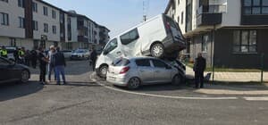 Otomobilin çarptığı minibüs park halindeki aracın üzerine çıktı: 3 yaralı