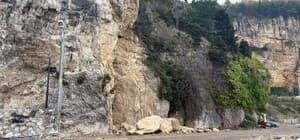 Amasra'da yola kaya parçaları düştü