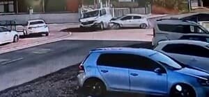 Otomobilin çarptığı minibüs park halindeki aracın üzerine çıktı: Kazanın görüntüleri ortaya çıktı