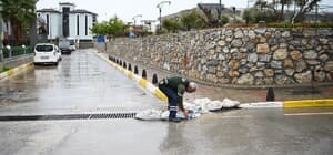 Kuşadası’nda yağış sonrası mazgal ve giderler temizlendi