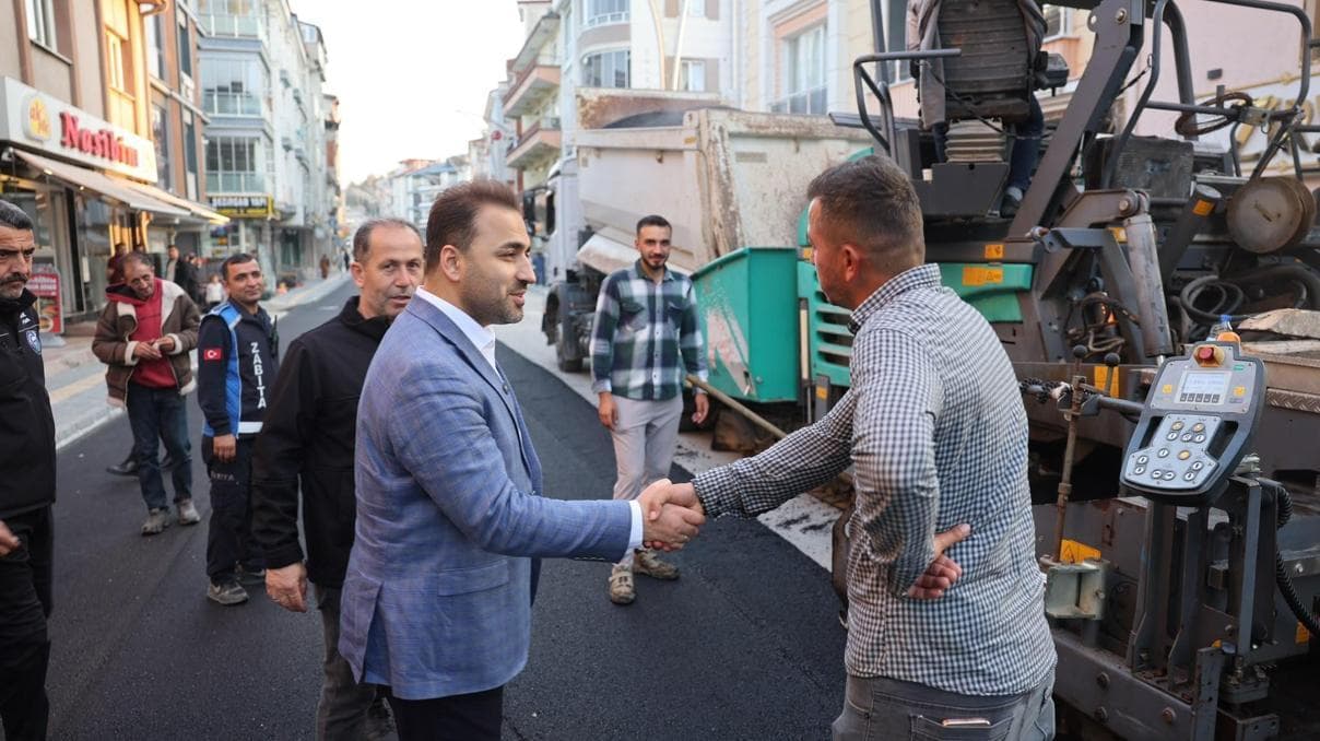 Vezirköprü'de sıcak asfalt çalışmaları başladı