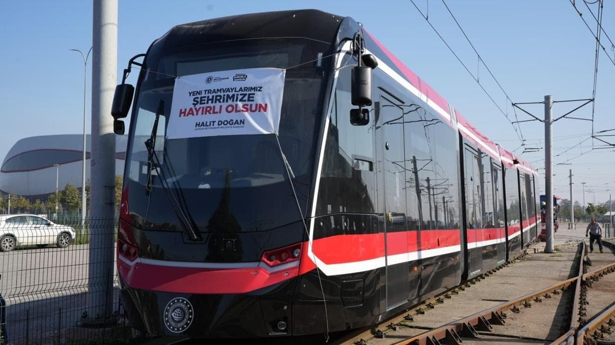 12 yeni tramvaydan 4’üncüsü de Samsun’a ulaştı