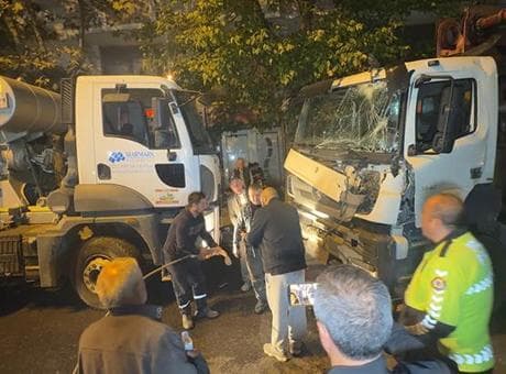 Avcılar’da kontrolden çıkan beton pompası 7 araca çarptı