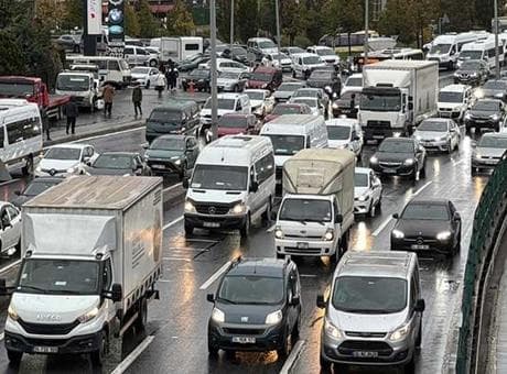 İstanbul'da trafik kilit! Yağmurun da etkisiyle yoğunluk yüzde 80'e çıktı