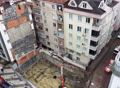 Bahçelievler'de iki binada zemin çökmesi dronla görüntülendi! 20 daire boşaltıldı