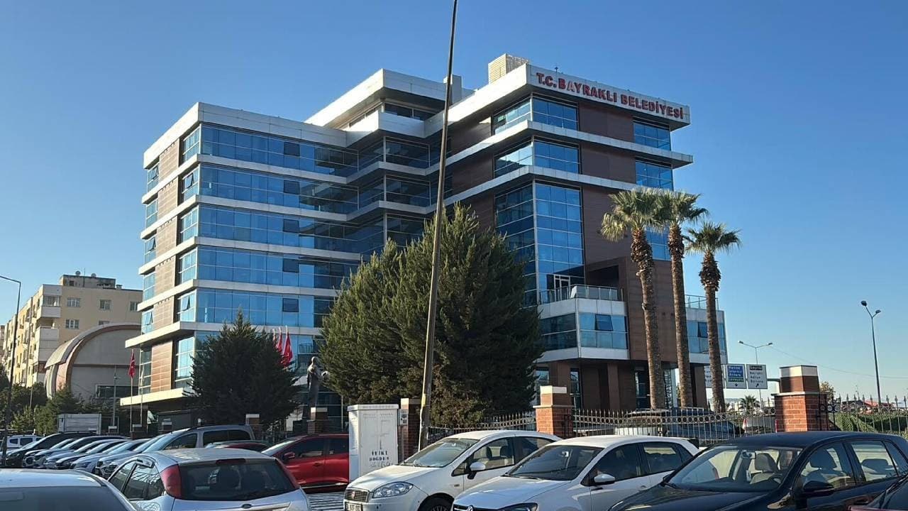 İzmir'de Bayraklı Belediyesi'ne operasyon: Çok sayıda gözaltı
