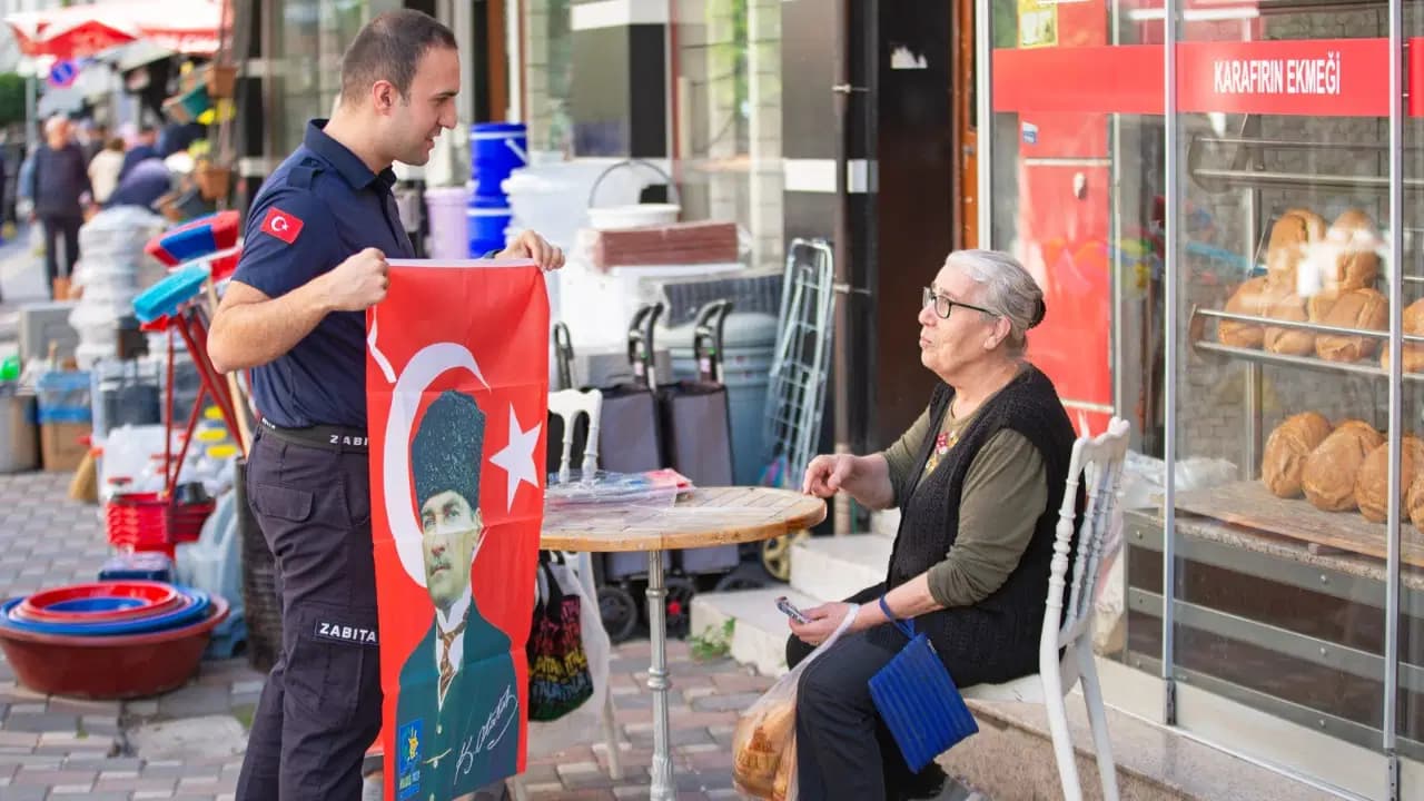 Narlıdere’de Cumhuriyet Bayramı öncesinde esnafa bayrak dağıtıldı