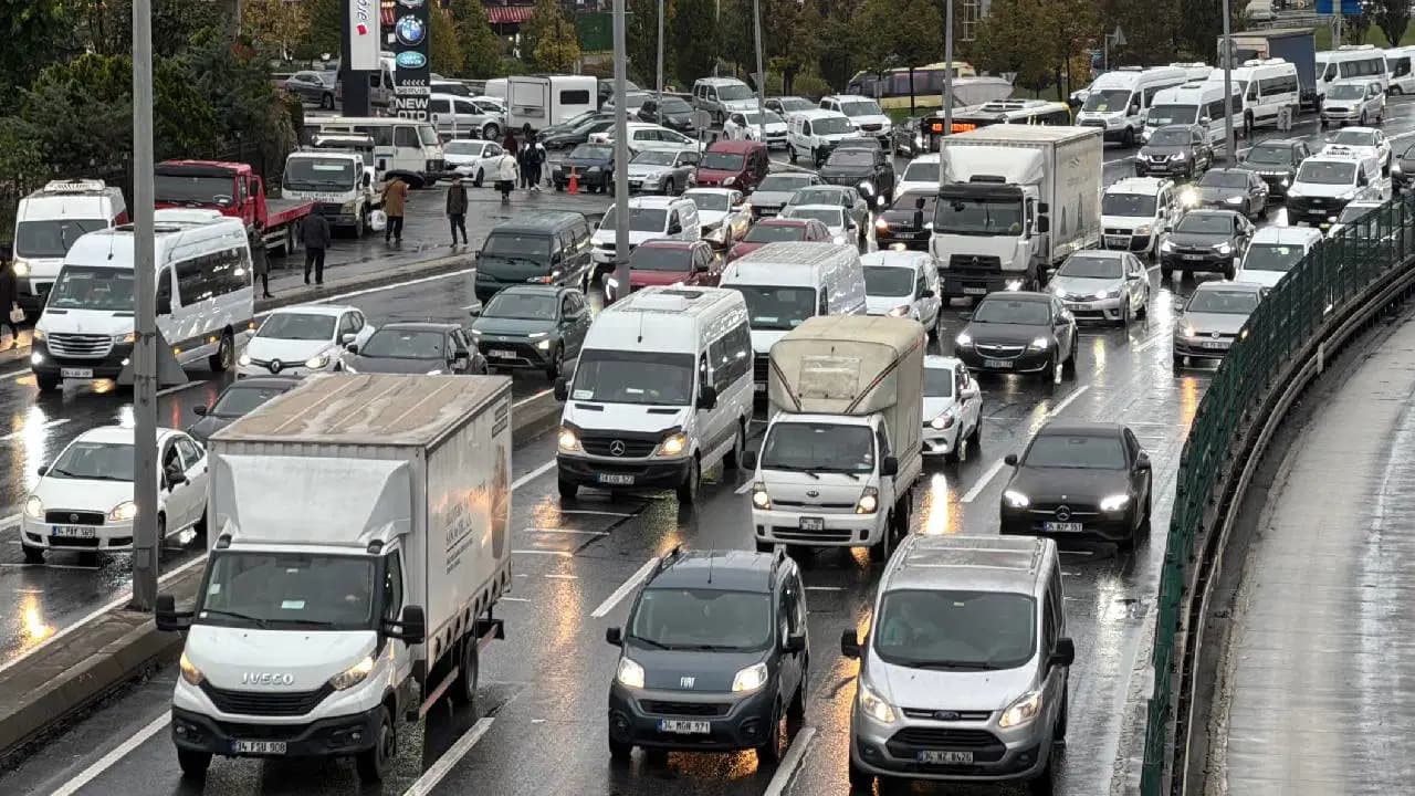 İstanbul’da yağmur trafiği kilitledi: Yoğunluk yüzde 80’e ulaştı