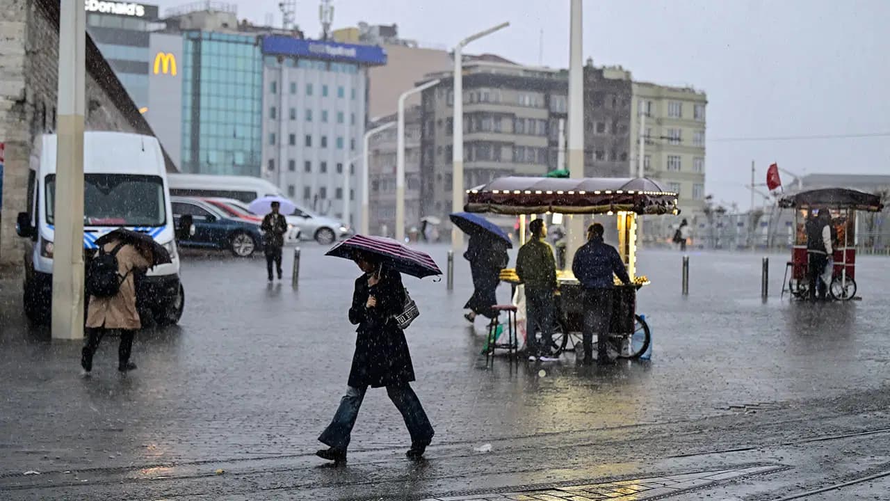 AKOM İstanbul için tarih ve saat verdi: Kuvvetli yağış ve fırtına uyarısı