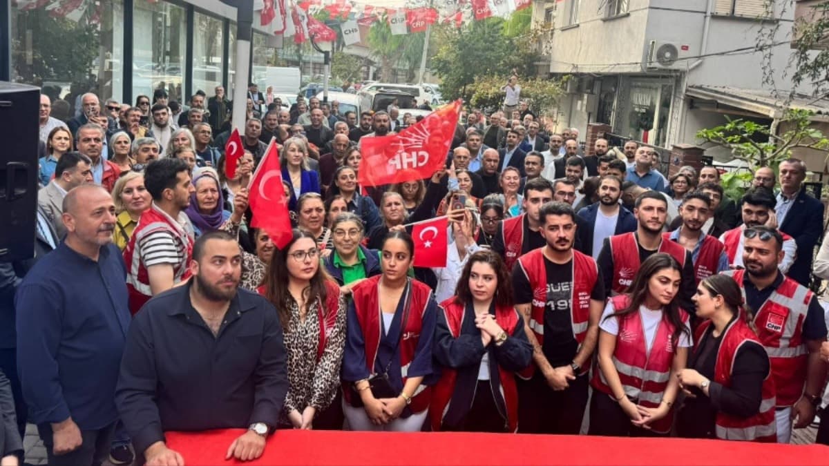 İzmir'de Yeni Parti'den istifa eden yaklaşık 200 kişi CHP'ye katıldı