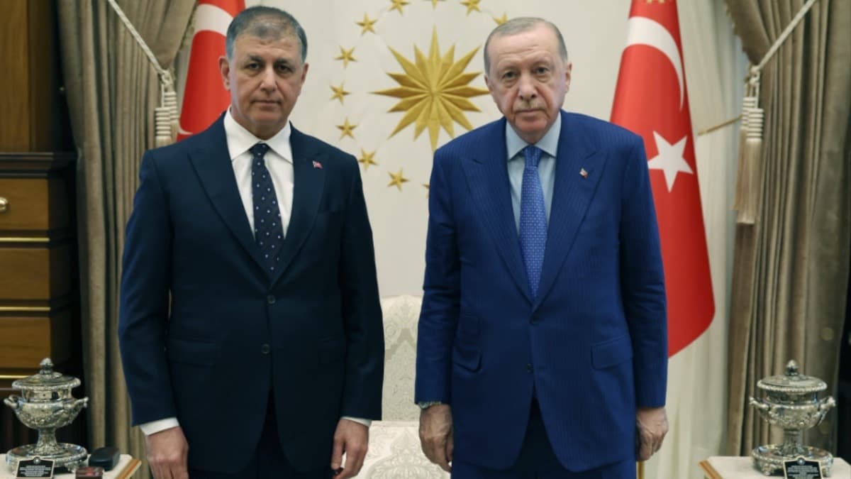 Cemil Tugay AKP rozeti öncesi Erdoğan’ı takip etti