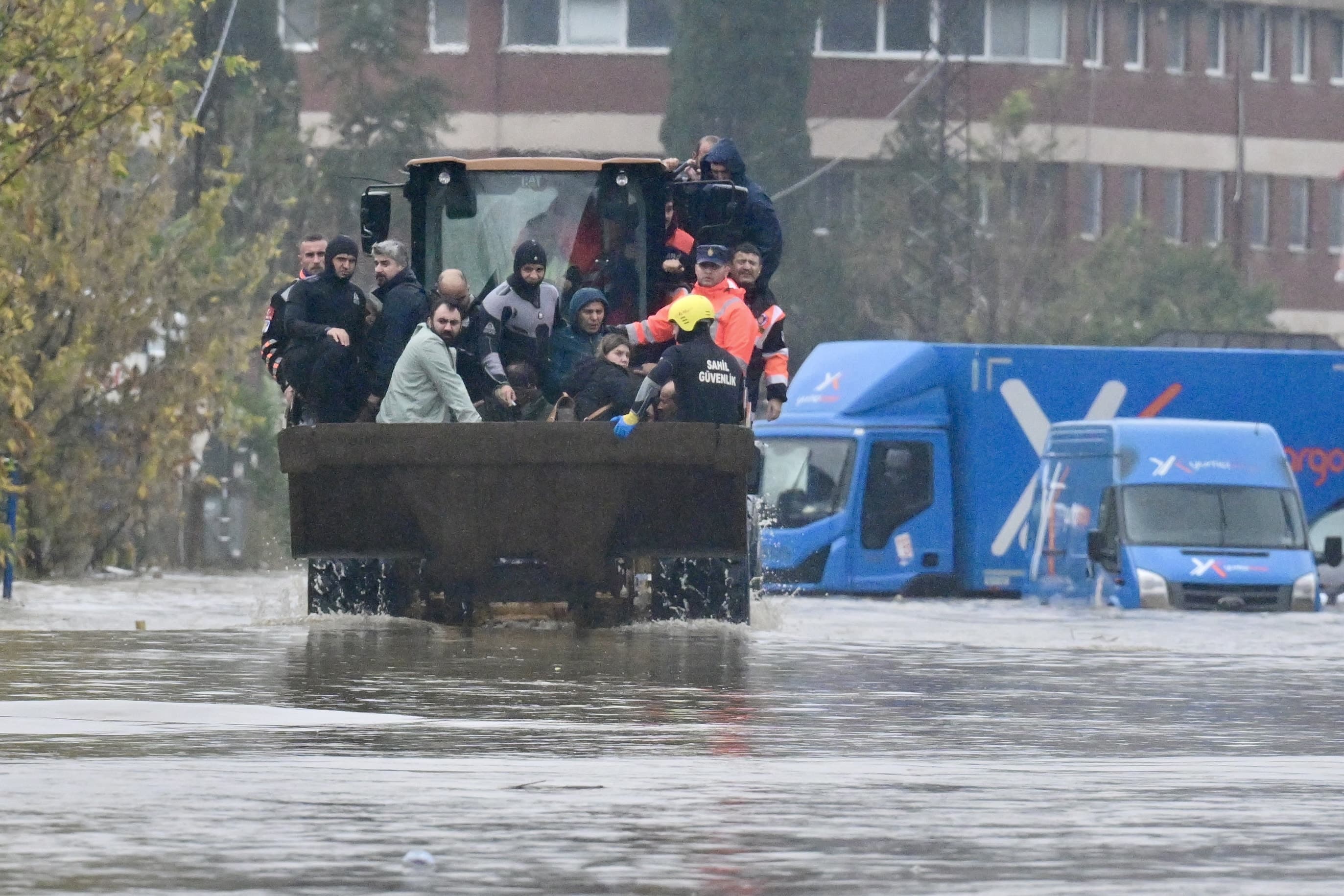 İstanbul’da yeni yağış alarmı: Altı güzergâh kapatıldı