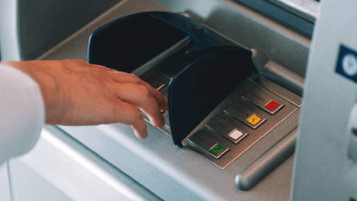 ATM’ye giden eli boş dönüyor: Para çekmek isteyenler bu yazıyla karşılaşıyor