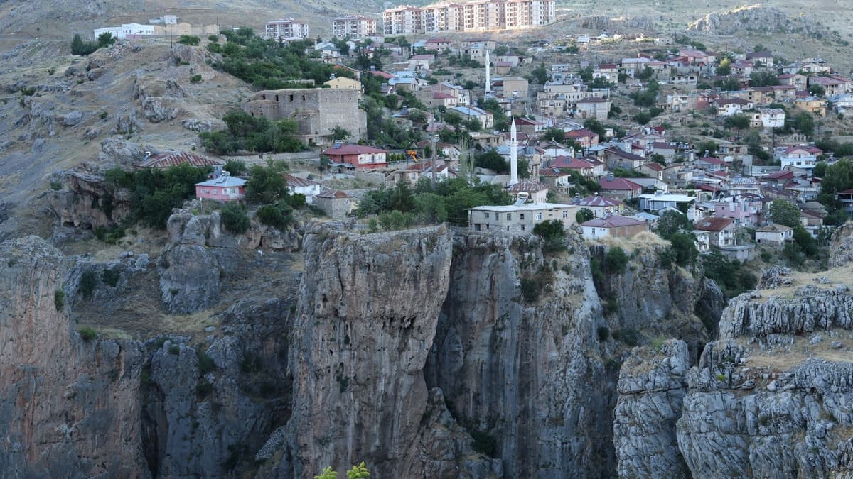 Çüngüş’te 168 metre yükseklikteki ev ve bahçesi köprüyle birleşiyor