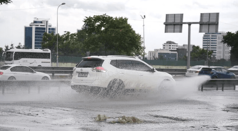 İstanbul’da sağanak Beykoz’da yolları suyla doldurdu